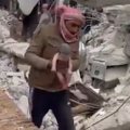 [Delfi trumpai] Sirijoje po griuvėsiais pagimdžiusi moteris pati neišgyveno