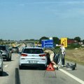 Spūstys A1 kelyje nesibaigia: prie Klaipėdos susidūrė 3 automobiliai, vienas atsidūrė griovyje