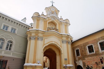 Bazilijonų vienuolyno vartai
