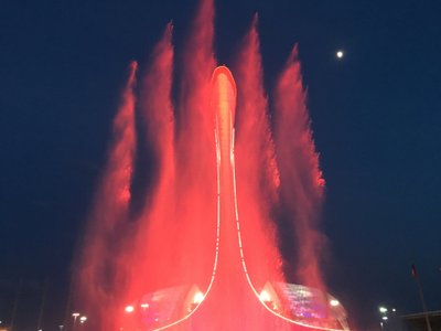 Vakarais olimpinio deglo papėdėje ima šokti fontanai