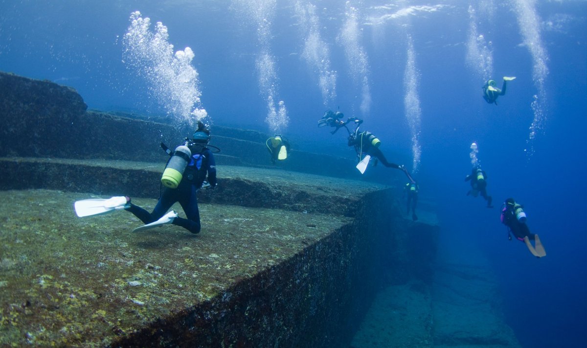 Jonagunio paminklas po vandeniu