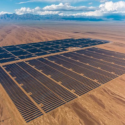 Įjungta didžiausia pasaulyje saulės elektrinė – galėtų viena aprūpinti energija mažą šalį