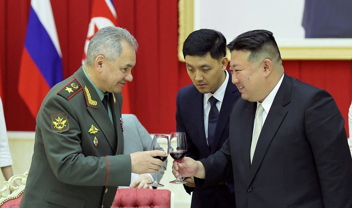 Sergejus Šoigu ir Kim Jong Unas