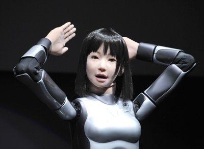 Tokijuje demonstruojamas robotas humanoidas HRP-4C