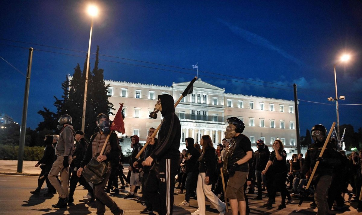 Graikijoje suimtas dujų balioną prie parlamento sviedęs vyras