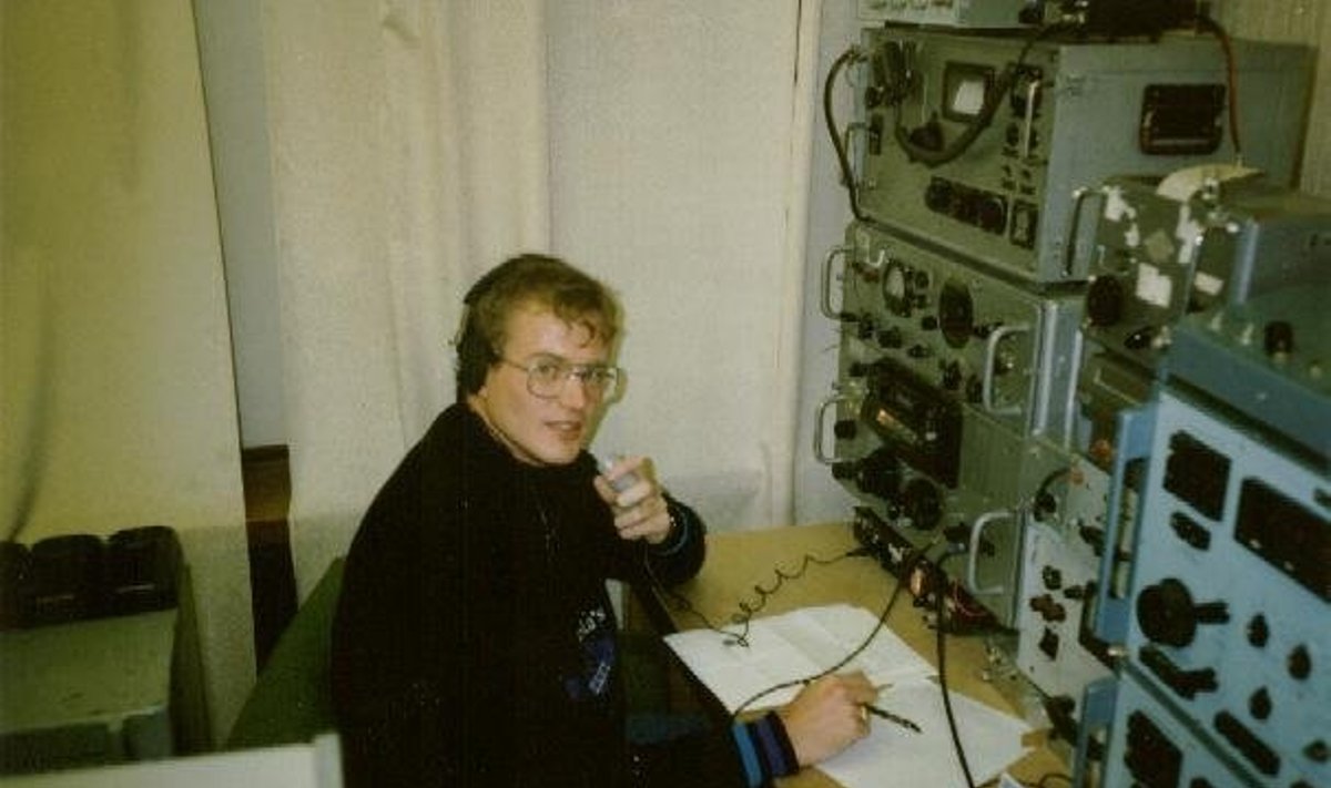 LY2WR/A, the Lithuanian parliament's amateur radio station, October 1990 