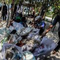 Indonezija švarina paplūdimius: daugybė žmonių rinko šiukšles