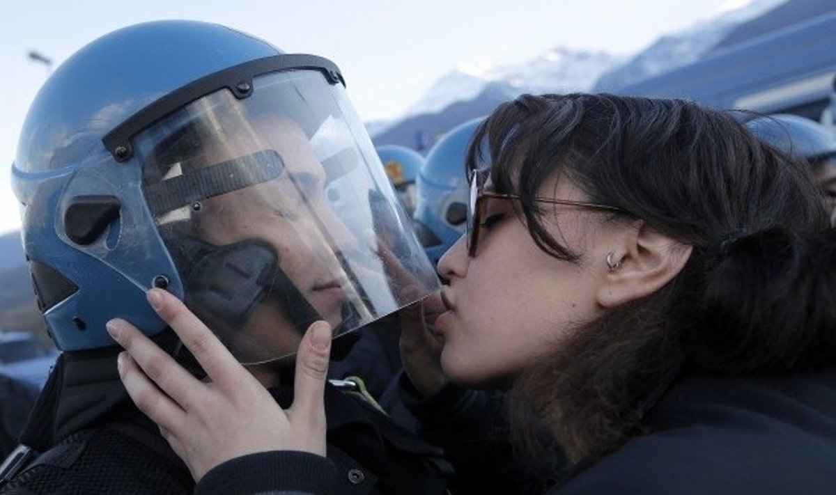 Moteris bučiuoja Italijos pareigūną