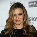 Aktorė A. Silverstone padės veganėms mamytėms gauti jų kūdikiams pieno