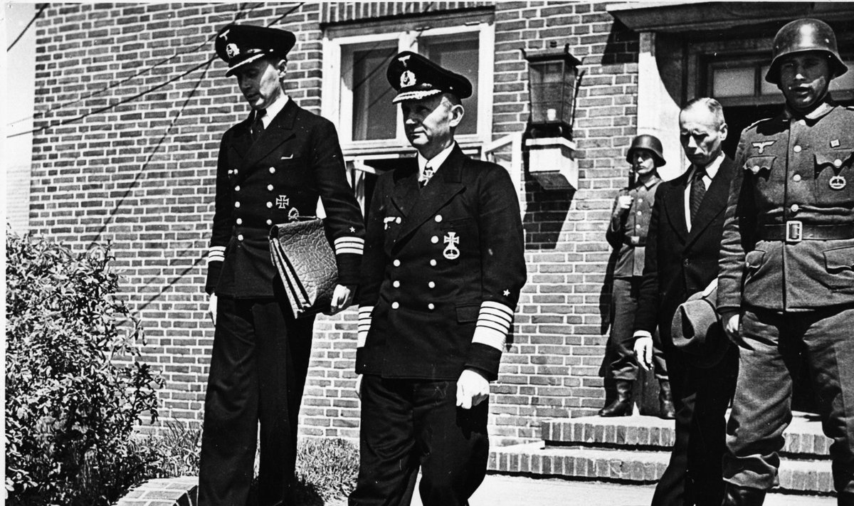 Grosadmirolas Karlas Dönitzas palieka Vokietijos vyriausiosios vadovybės būstinę. Flensburgas, 1945 m. (Leidyklos „Briedis“ nuotr.)