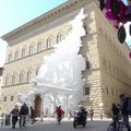 Instaliacija ant renesanso stiliaus rūmų Florencijoje kuria optinės iliuzijos efektą