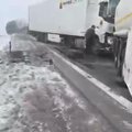 Tarptautinėje magistralėje „Via Baltica” susidūrė 4 vilkikai, 1 sunkvežimis pakibo ant kelkraščio