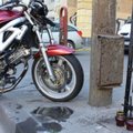 Vilniuje iš aikštelės išvažiavęs BMW užkirto kelią motociklui, juo važiavęs vyras ligoninėje