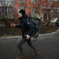 „Tuojau pat! Dabar!“: persigandę žmonės Kijeve skuba į slėptuves