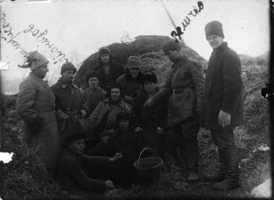 Sovietų aktyvistai ir saugumas atima rastus valstiečio paslėptus grūdus Odesos srities Novo Krasnos kaime, 1932 m.