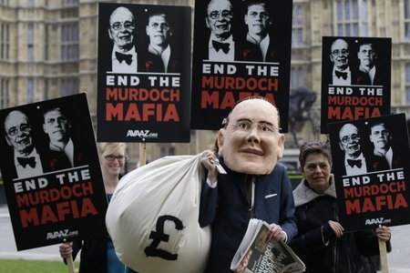 Žiniasklaidos pasiklausymo skandalo dalyvį Jamesą Murdochą vaizduojantis personažas