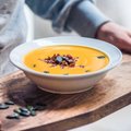 4 moliūgų sriubos receptai: nuo aštrios iki gardintos šonine ar pistacijomis