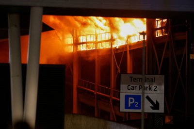 Dėl didelio gaisro Londono Lutono oro uoste sustabdyti visi skrydžiai