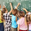 4 paprastos priežastys, kodėl vaikams naudinga rašyti ant vertikalių paviršių
