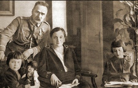 J. Pilsudskis su Aleksandra ir vaikais