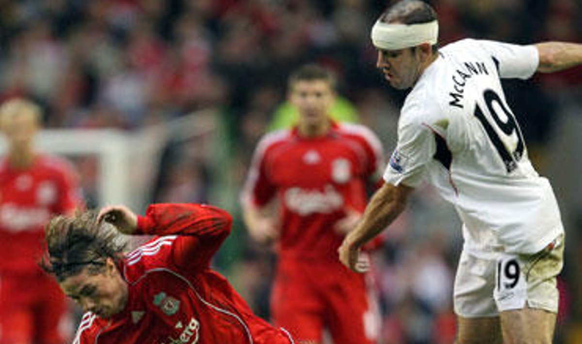 Fernando Torres ("Liverpool") kovoja su Gavin McCann ("Bolton") 