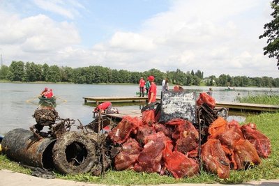 Iš ežerų narai nuolat traukia šiukšles