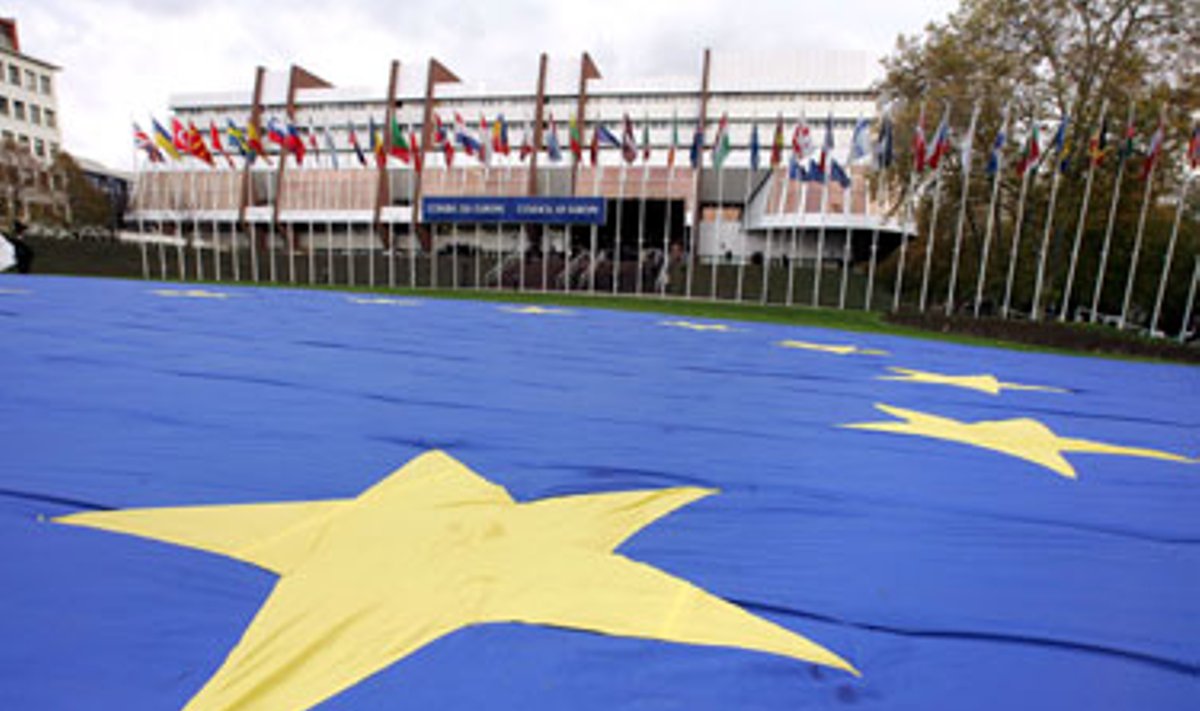 Guinnesso rekordų knygoje užregistruota didžiausia Europos Sąjungos vėliava, esanti Strasbūre. Vėliavos ilgis – 45 m., plotis – 25 m.