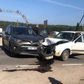 Vilniaus pakraštyje per avariją sumaitotas „Volvo“ automobilis, vienam žmogui prireikė medikų