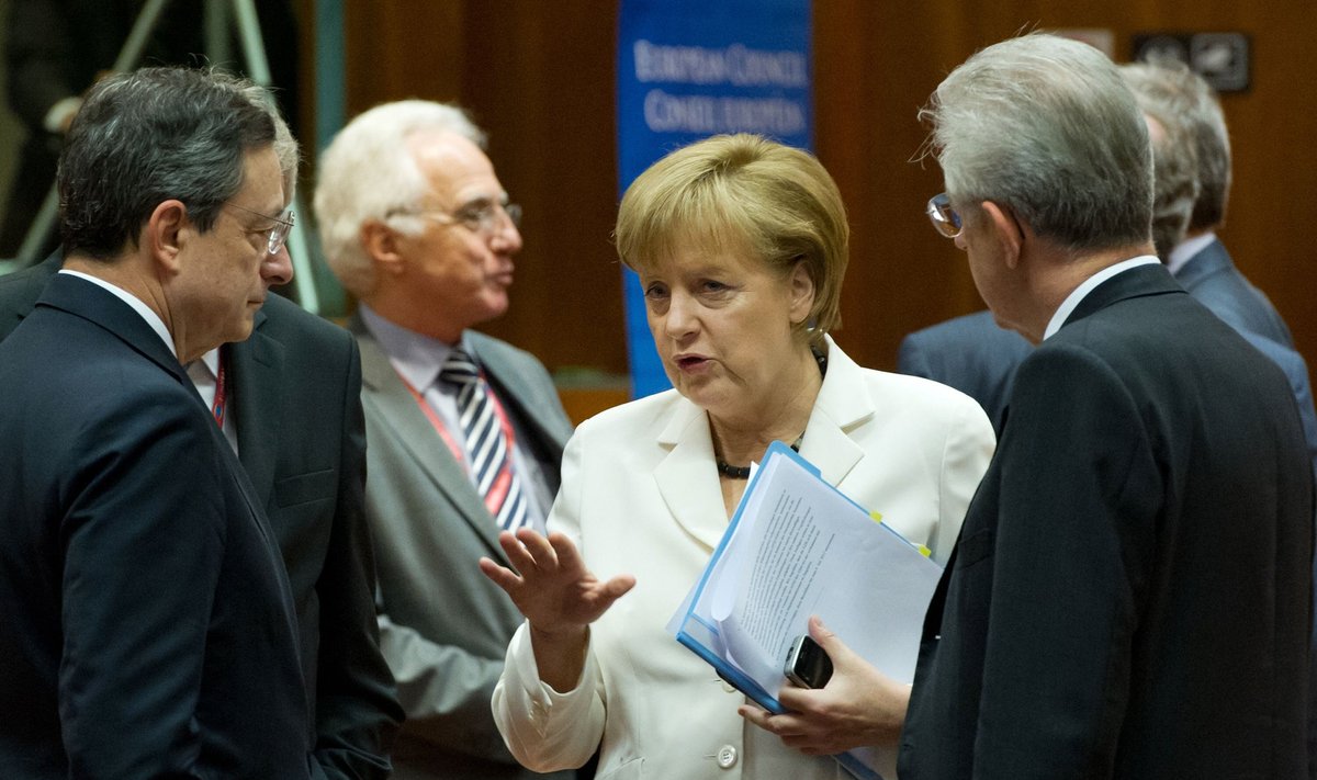 Angela Merkel su ECB prezidentu Mario Draghi ir Italijos premjeru Mario Monti