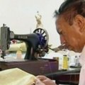 Kolumbietis siuvėjas baigia siūti drabužius naujam popiežiui