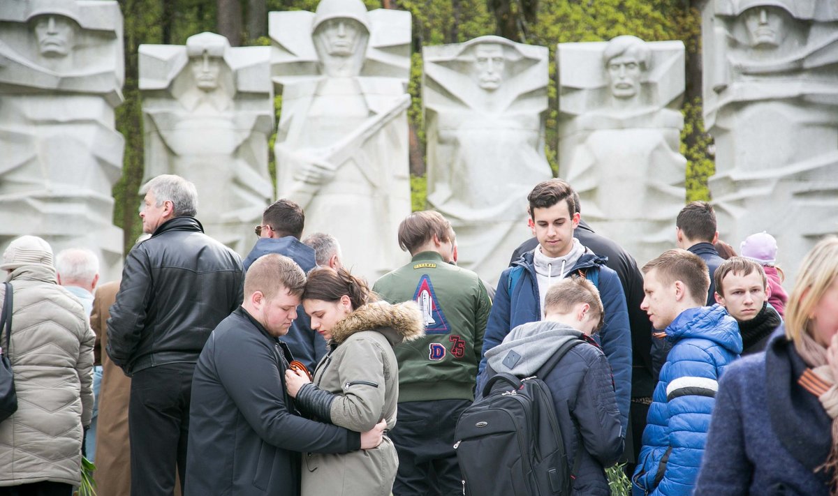Hundreds of people gathered in Vilnius' Antakalnis Cemetery on Tuesday to mark the anniversary of the Soviet victory in World War Two