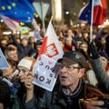 Tūkstančiai lenkų išėjo į gatves, protestuodami prieš vyriausybės teisėsaugos reformą