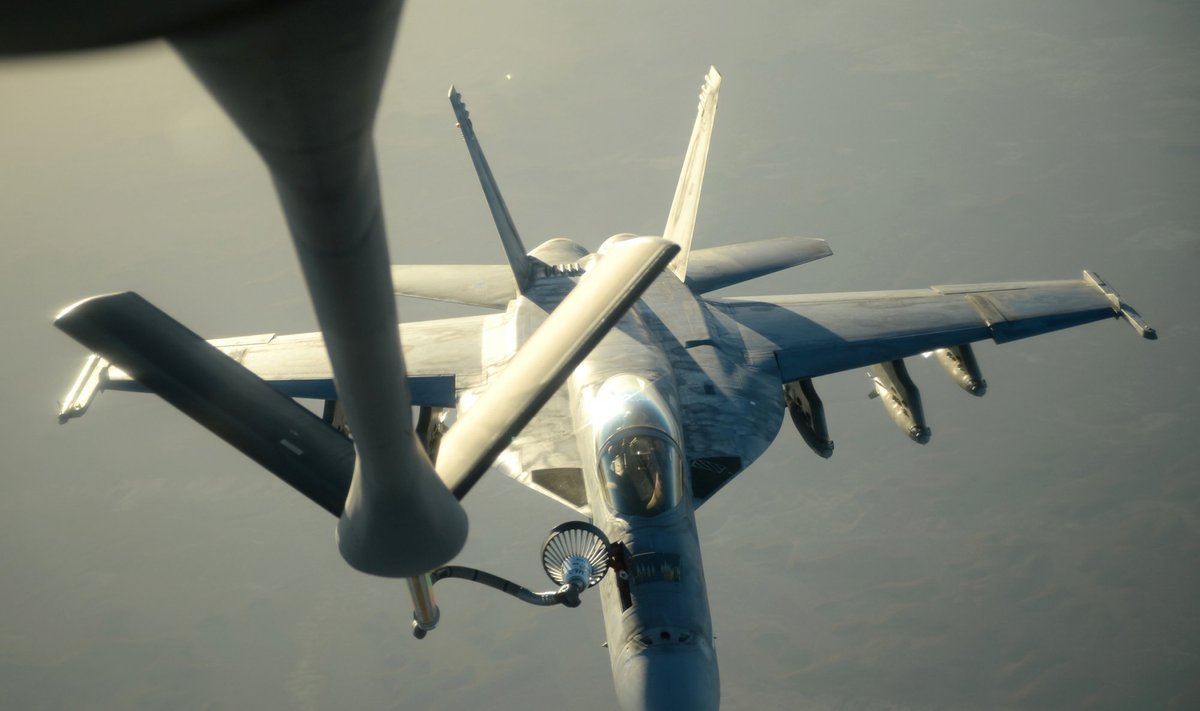 Degalų papildymo ore lėktuvas ir naikintuvas F-18E