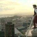 Lyno akrobatas perėjo tarp dviejų Melburno „Eureka“ bokšto smailių
