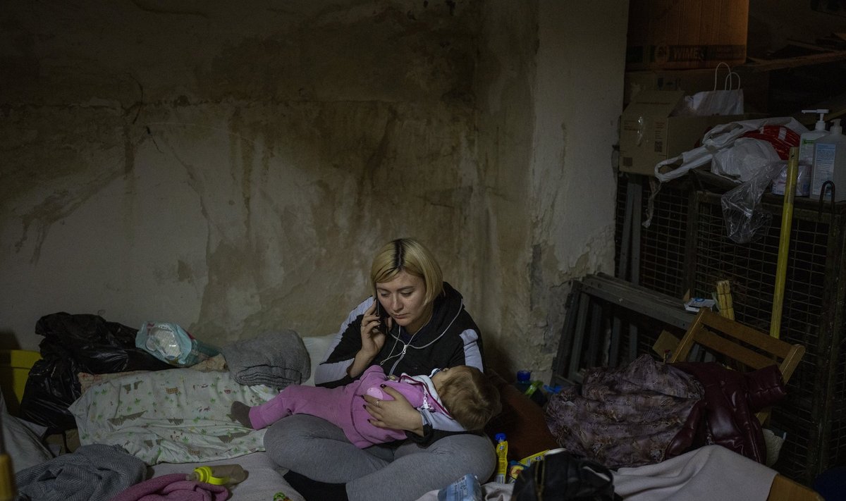 Ligoninės rūsyje Ukrainoje savo sergantį vaiką laikanti mama