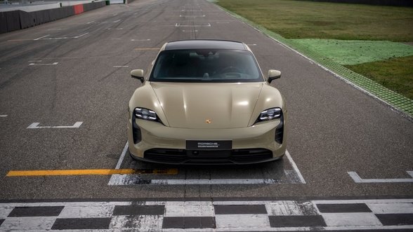 Elektromobilis „Porsche Taycan GTS“ turės specialią versiją, kurią įkvėpė vokiška F1 trasa