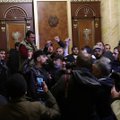 Armėnijoje protestuotojai pavogė iš premjero rezidencijos asmeninių daiktų