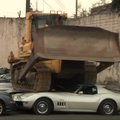 Filipinuose buldozeriu sunaikinta keliasdešimt kontrabandandinių „Porsche“, „Mercedes“ ir kitų prabangių automobilių