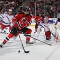 „Devils“ ekipa įveikė absoliučius NHL lyderius, D.Zubrus atliko rezultatyvų perdavimą