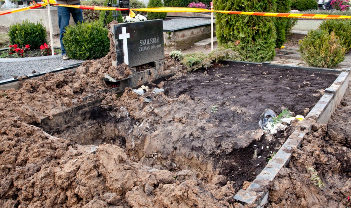 Iškastas ir išniekintas Alberto Skulskio kapas