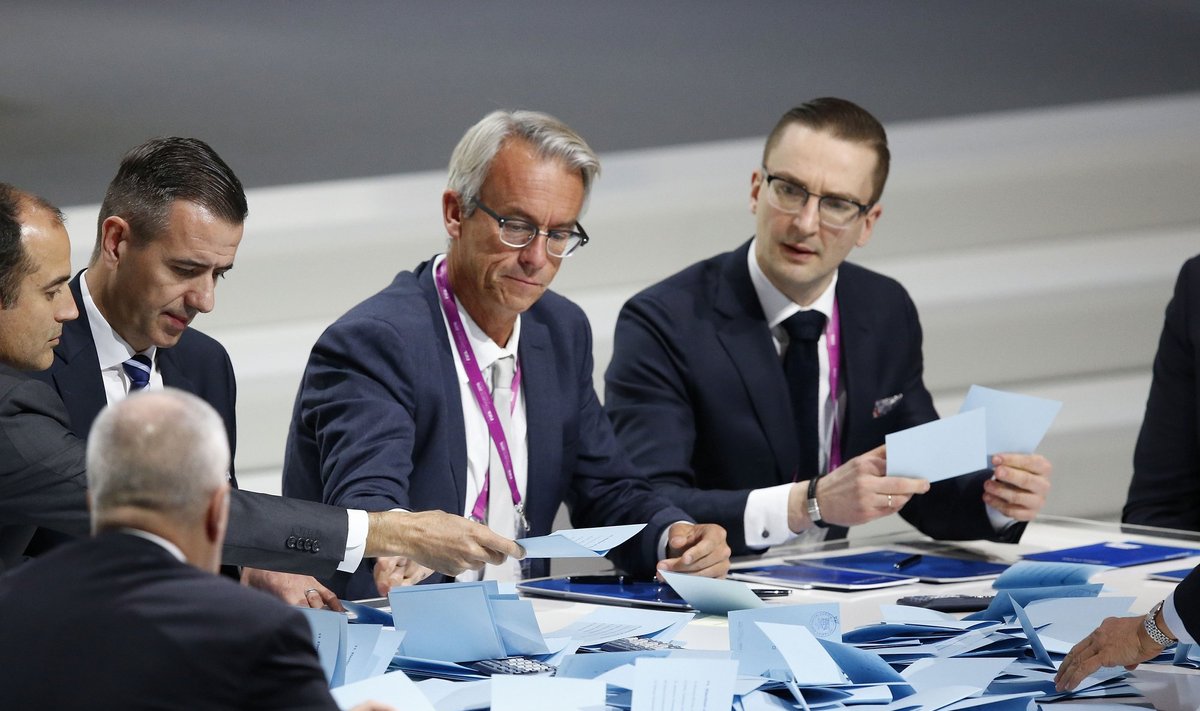FIFA rinkimų rezultatus skaičiavo ir LFF prezidentas Edvinas Eimontas (dešinėje)