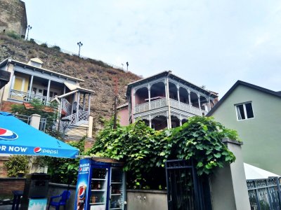 Tbilisis, kaip ir visa Gruzija, kalvotas, jame apstu kalnų, skardžių