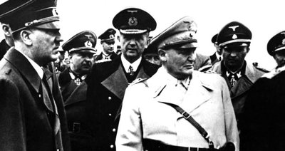 Admirolas Karlas Dönitzas stovi už Adolfo Hitlerio ir Hermanno Göringo (Leidyklos „Briedis“ nuotr.)