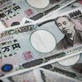 Atsitraukus Japonijos akcijoms, doleris smunka jenos atžvilgiu
