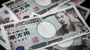 JAV dolerio kursas jenos atžvilgiu rytinės prekybos metu pasiekė aukščiausią lygį per 34 metus