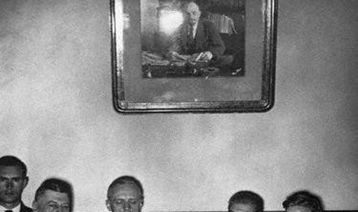 Sovietų Sąjungos užsienio reikalų ministras Viačeslavas Molotovas 1939 m. pasirašo paktą su nacių Vokietija, kurio slaptaisiais protokolais remdamasi Sovietų Sąjunga okupavo Baltijos valstybes. Jį stebi Trečiojo Reicho užsienio reikalų ministras Joachimas Ribbentropas ir TSRS vadovas J.Stalinas. 