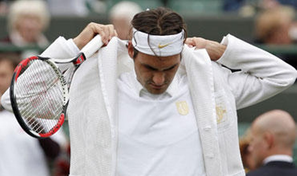 Roger Federeris vilki apšilimo aprangą Vimbldono turnyre