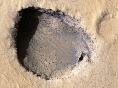 Marse atsivėrusios smegduobės. NASA/JPL-Caltech/UArizona