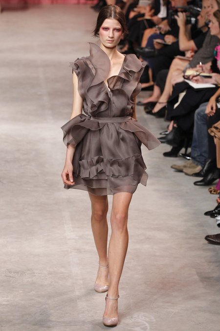 2011 m. pavasario -vasaros tendencijos. Raukiniai ir klostės. Nina Ricci