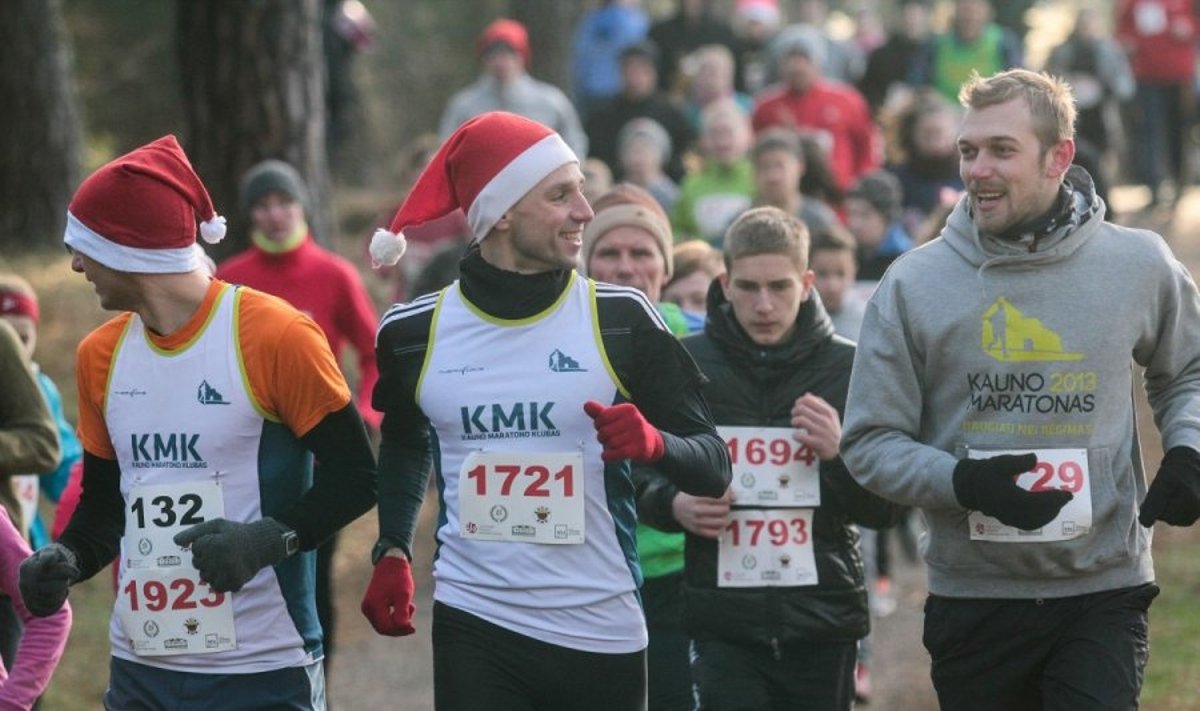 Kaune – šimtai kalėdinių bėgikų